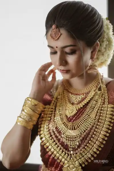 Hindu bride in traditional gold jewellery and ceremonial attire